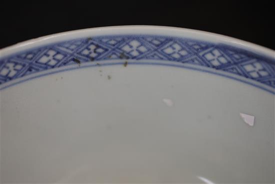 A pair of Chinese Nanking cargo blue and white bowls, Qianlong period, diameter 19cm